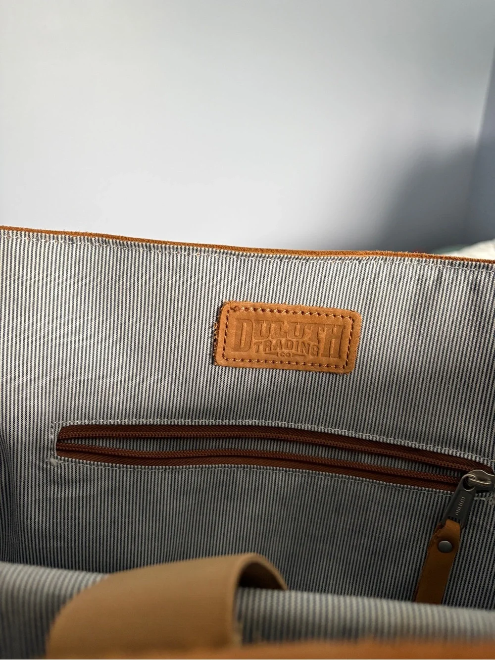 Duluth Trading Co Tan Leather Messenger Bag with Black Shoulder Pad